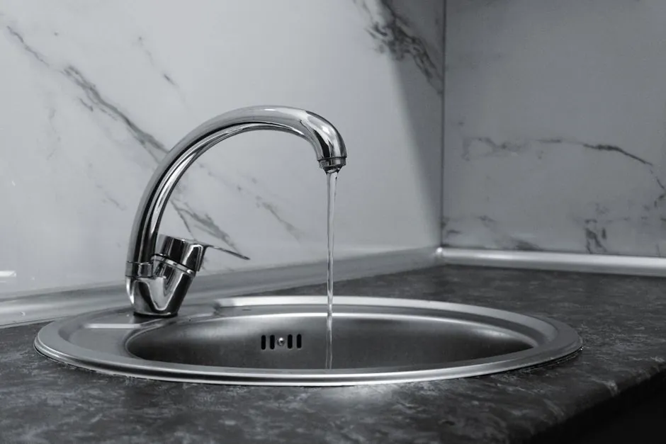 Kitchen sink drain with water gurgling