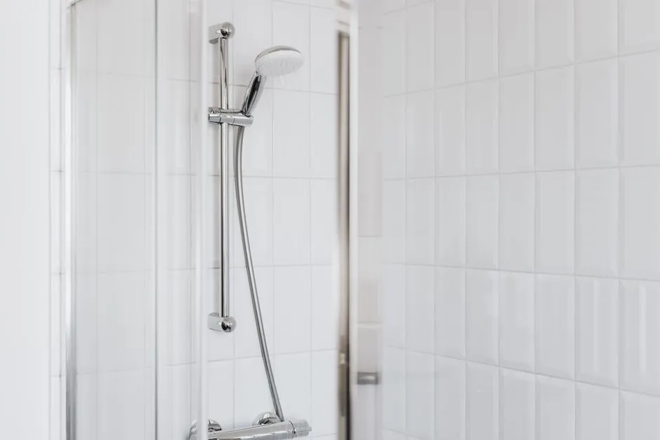 Cleaning a shower drain that smells: removing odor-causing buildup